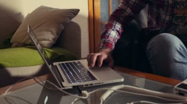 laptop ile evde çalışan adam