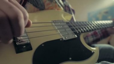 bas gitar çalmaya adam