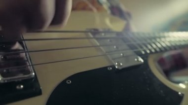 adam oyun bas gitar portre