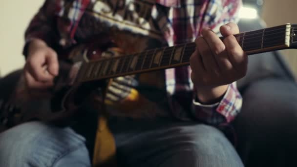 Hombre tocando guitarra eléctrica cámara lenta — Vídeo de stock