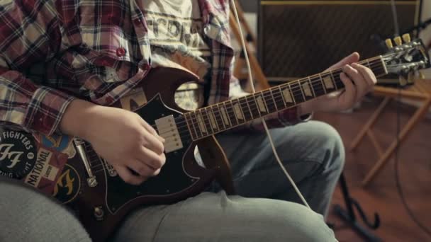 Uomo suonare la chitarra elettrica al rallentatore — Video Stock