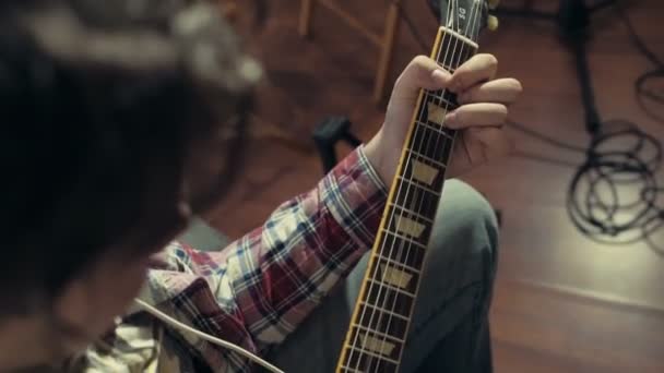 Hombre tocando guitarra eléctrica cámara lenta — Vídeos de Stock