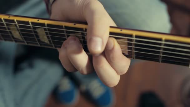 Mann spielt E-Gitarre in Zeitlupe Nahaufnahme — Stockvideo