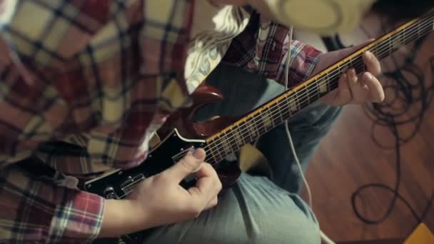 Muž hrát elektrická kytara zpomalené — Stock video