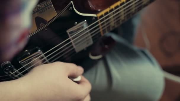 Uomo suonare la chitarra elettrica al rallentatore primo piano — Video Stock