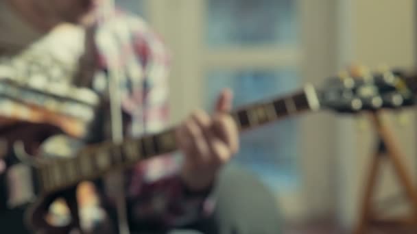 Mann spielt E-Gitarre im Zeitlupenhintergrund — Stockvideo