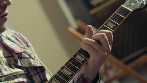 Άνθρωπος που παίζει ηλεκτρική κιθάρα closeup αργή κίνηση — Αρχείο Βίντεο