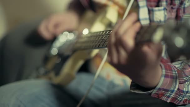 Hombre tocando bajo guitarra pan a través de cuerdas cámara lenta — Vídeo de stock