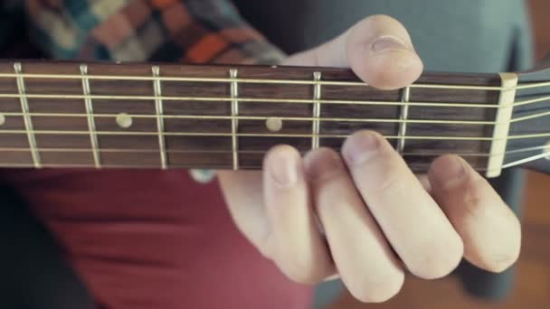 Mann spielt akustische Gitarre Nahaufnahme Zeitlupe — Stockvideo