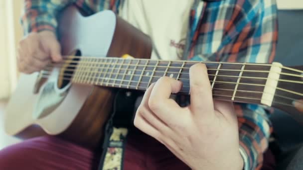 Hombre tocando la guitarra acústica cámara lenta — Vídeos de Stock