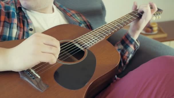 Man playing acoustic guitar slow motion — Stock Video