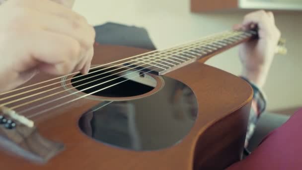 Homem tocando guitarra acústica câmera lenta — Vídeo de Stock
