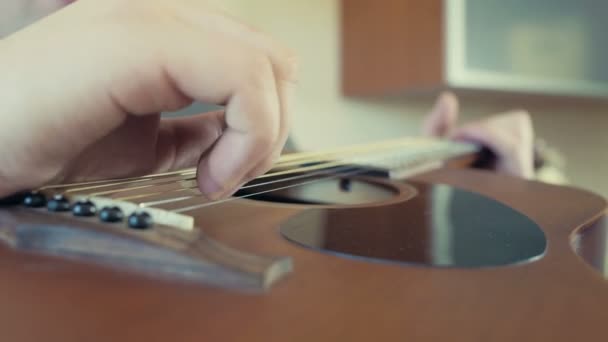 어쿠스틱 기타 근접 촬영 슬로우 모션 재생 하는 남자 — 비디오