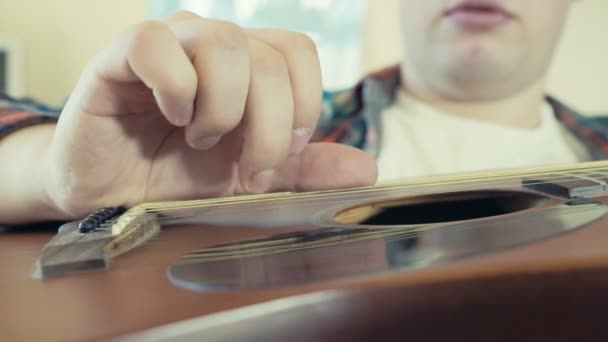 Hombre tocando la guitarra acústica primer plano cámara lenta — Vídeos de Stock