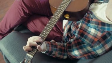 akustik gitar yavaş oynayan adam