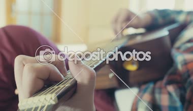 akustik gitar closeup yavaş oynayan adam