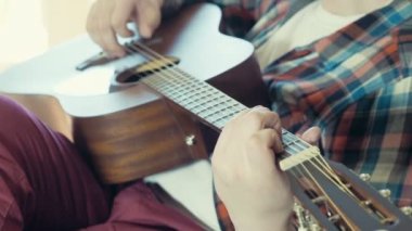 akustik gitar yavaş oynayan adam