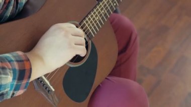 akustik gitar closeup yavaş oynayan adam