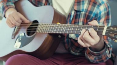 akustik gitar yavaş oynayan adam