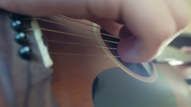 akustik gitar portre dizeler yavaş oynayan adam