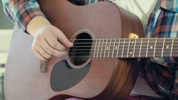 Uomo suonare la chitarra acustica primo piano rallentatore — Video Stock