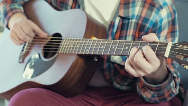 Homem tocando guitarra acústica câmera lenta — Vídeo de Stock