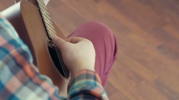 Человек играет на акустической гитаре крупным планом замедленной съемки — стоковое видео