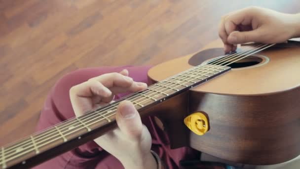 Человек играет на акустической гитаре крупным планом замедленной съемки — стоковое видео