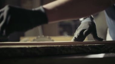 marangoz El ahşap kesme için testere yavaş tarafından hazırlamak.