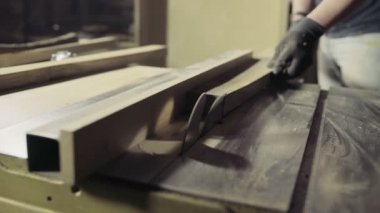 Daire testere yavaş hareket ile bir ahşap tahta kesme marangoz