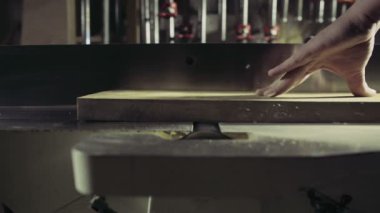 makine ekleme tarafından İşlenecek parçanın ahşap tahta işleme marangoz