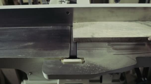 Falegname lavorazione del pezzo di tavola di legno da macchina di giunzione — Video Stock