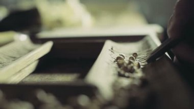 marangoz çentikler ahşap iş parçası üzerinde eğri keski ile yapar