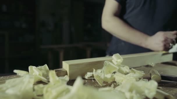 Marceneiro whittle peça de madeira com jack-plano câmera lenta — Vídeo de Stock