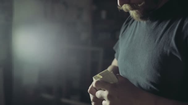 Joiner snijdt een groef in de houten werkstuk met een beitel en hammer — Stockvideo