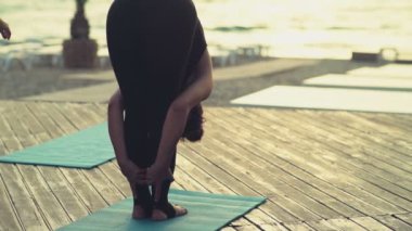 genç kadın sabah sahilde Yoga uygulamak