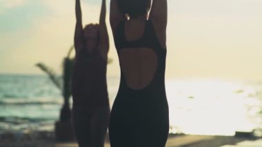 iki kadın plaj yavaş hareket üzerinde meditasyon