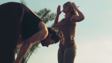 iki kadın plaj yavaş hareket üzerinde meditasyon