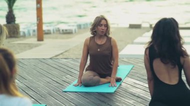 pratik yoga plaj yavaş hareket üzerinde kadın grubu