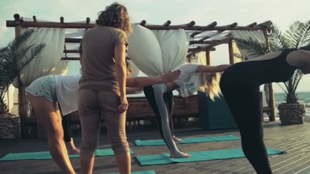 Groep vrouwen beoefenen van yoga op het strand slow motion — Stockvideo