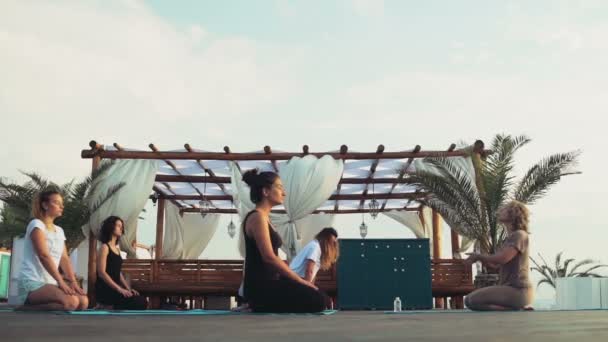 Gruppe von Frauen praktiziert Yoga am Strand Zeitlupe — Stockvideo