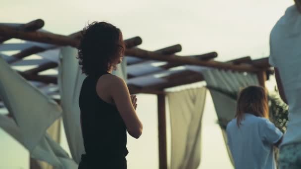 Groupe de femmes pratiquant le yoga sur la plage au ralenti — Video