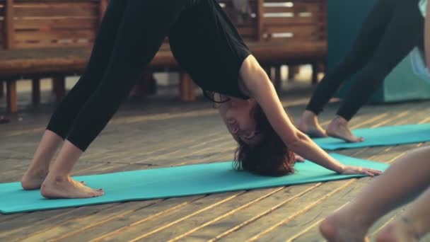 Pratik yoga plaj yavaş hareket üzerinde kadın grubu — Stok video