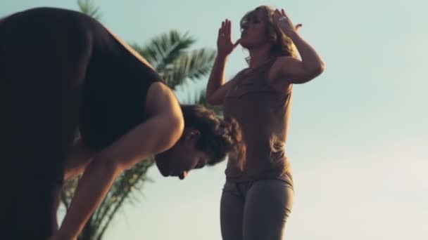 Dos mujeres meditando en la playa cámara lenta — Vídeos de Stock