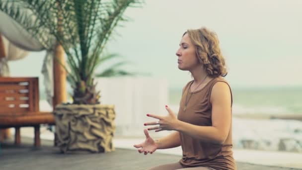 Yoga master explains the breathing technique slow motion — Stock Video