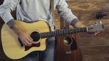 yakın kadar adamın elleri bir akustik gitar ağır çekim ayarlama