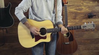 yakın kadar adamın elleri bir akustik gitar ağır çekim ayarlama