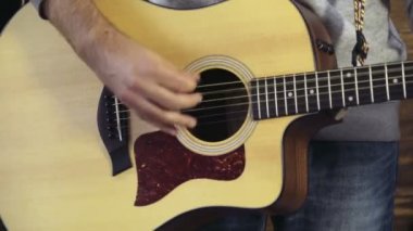 akustik gitar yavaş oynayan adam kapatın