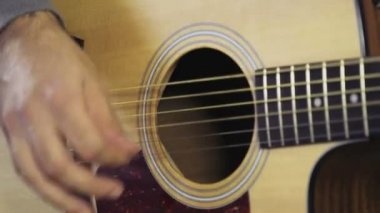 akustik gitar yavaş oynayan adam ellerini kapatın