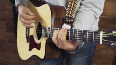 akustik gitar yavaş oynayan adam kapatın